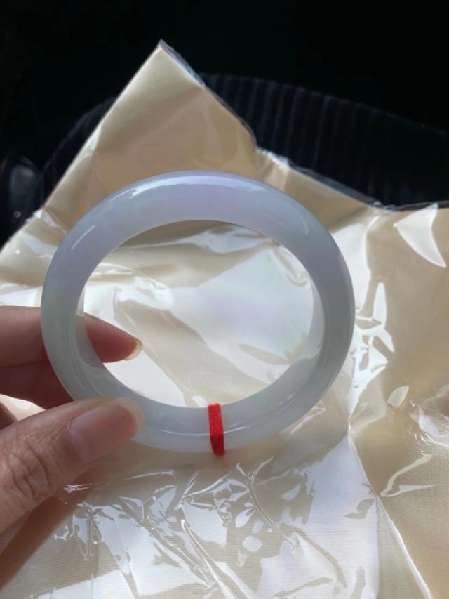 三万左右翡翠手镯图片,请各位专家帮忙看看这条手镯值五万吗？