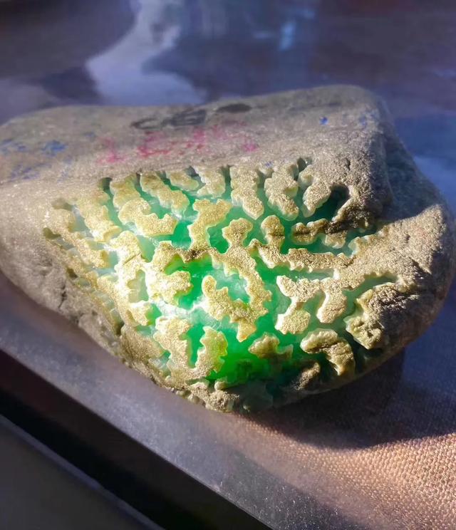 玉石原石的保养方法,开了窗及扒了皮的翡翠原料怎么保管？