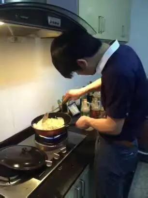 猫叔陪着奶奶做面点:问:疫情期间失业了，你在干什么？ 猫叔陪奶奶做面点