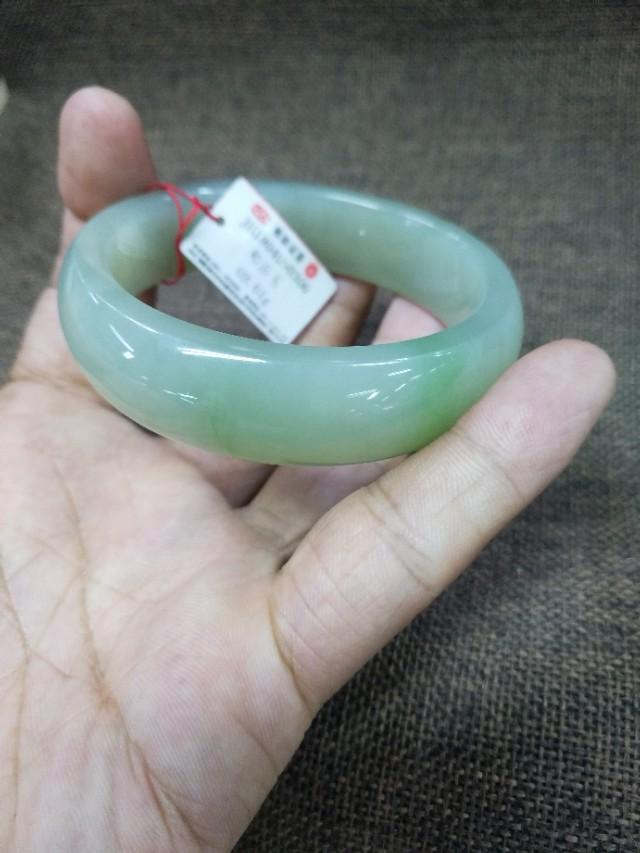 怎样挑选玉手镯的真假,买玉镯有哪些要注意的问题？