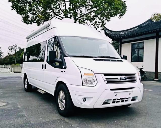 为什么很多人喜欢开床车、房车自驾去旅行？是生活富足了的求变丰富,还是灵魂无处安放的折腾？