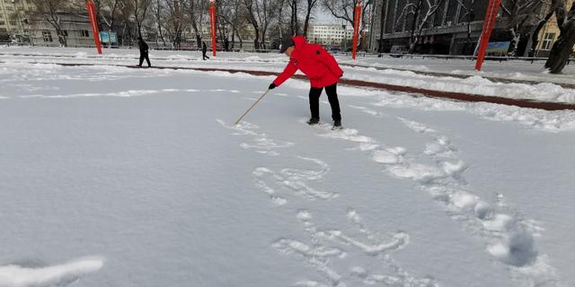 用雪堆成的小狗狗图片:雪地上如何写字？什么笔什么墨？