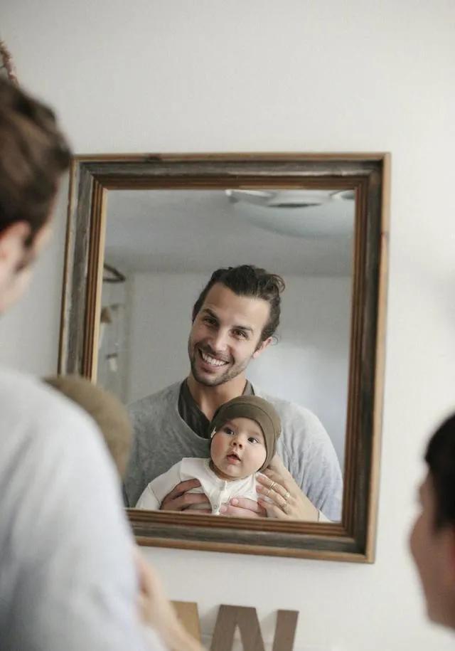 为什么很多大人在家抱孩子时,很不愿意让孩子照镜子?