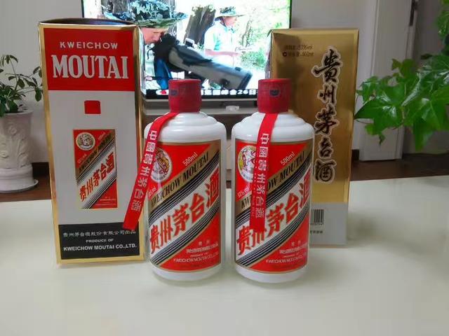 酒桌上有三瓶酒:茅台、五粮液和梦之蓝各1瓶,你最想喝哪瓶？为什么？