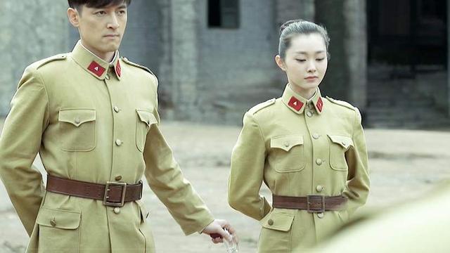 勒东婚纱照:《伪装者》电视剧靳东演得真好，看了好几遍，你喜欢里面的谁呀