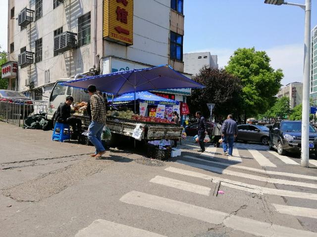 如果一个月给你3000块钱你还会选择路边摆摊吗