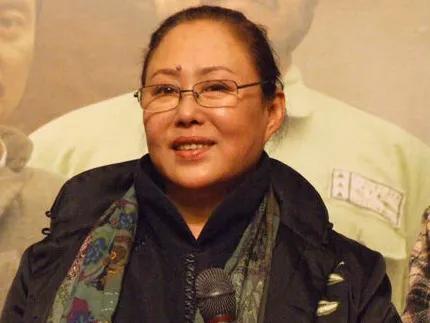 斯琴高娃南吉:为什么感觉斯琴高娃表演时老晃头？