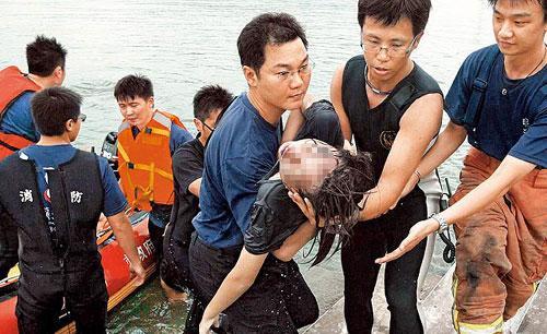 头条问答 - 14岁两个女生,一米深的河里手绑手溺亡,疑点重重,怎么回事