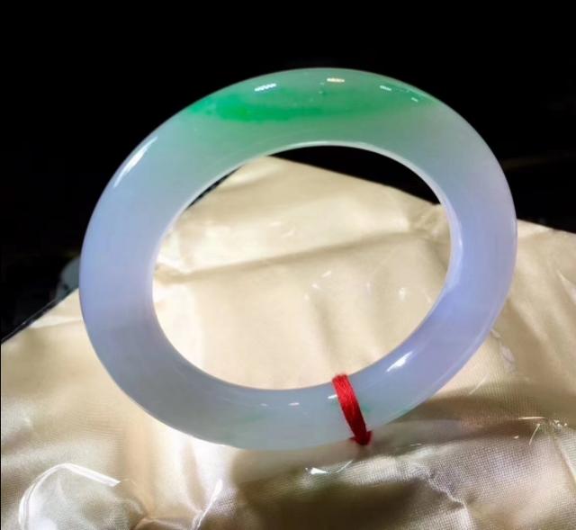 晒晒我带了5年的翡翠手镯,2009年买的手镯，大家看看怎么样？