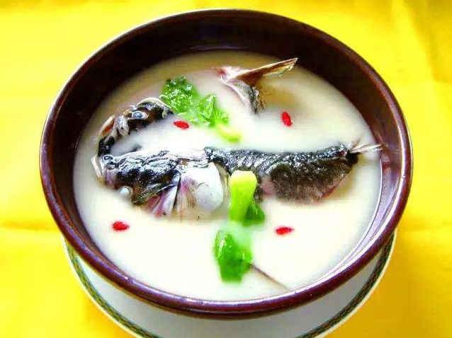 鱼汤想炖白就必须大火吗，#秋补#为什么鱼汤是白的，怎么烧鱼汤才更有营养