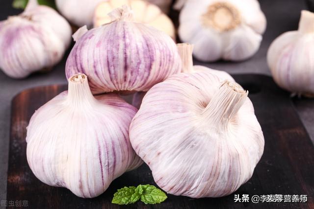 每天应该吃多少大蒜，50岁广州女子每天吃5瓣大蒜来降低血糖，这种方法管用吗