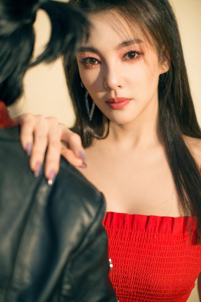 李斯丹妮:如何看待张雨绮工作室发张雨绮李斯丹妮双人写真？