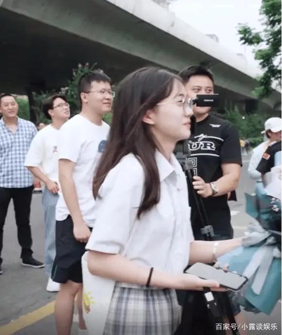 为什么大家都在刷高考最美送花女孩