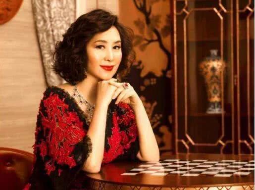 何超琼站C位无人敢抢:如何看待杨紫在娱乐圈的美貌