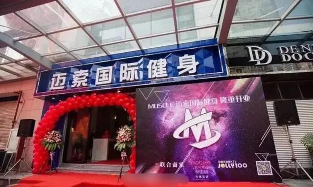 丧心病狂？健身房员工拿剪刀剪开女会员裆部！这是出于什么心理？