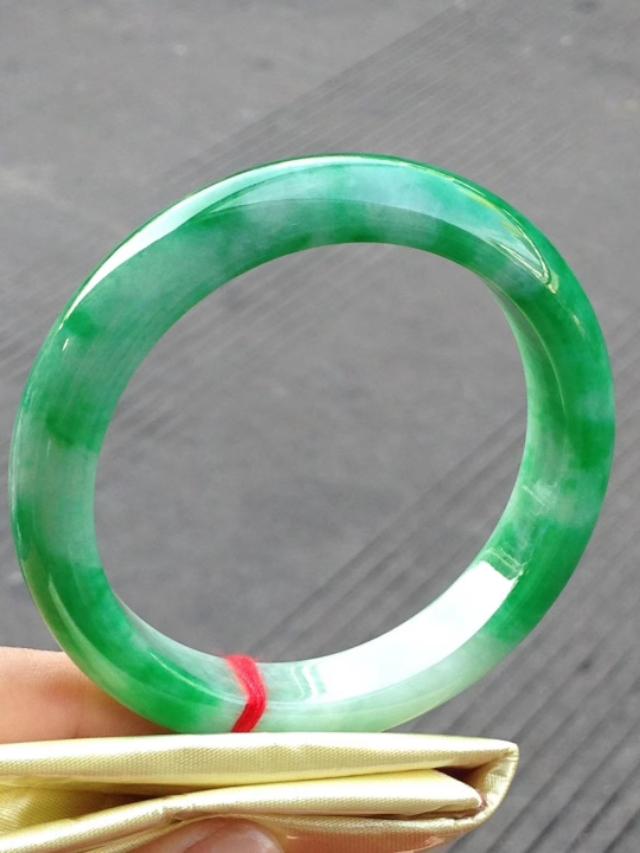 大理翡翠手镯是真的吗,没有证书的手镯一定是假的吗？这是真的吗？