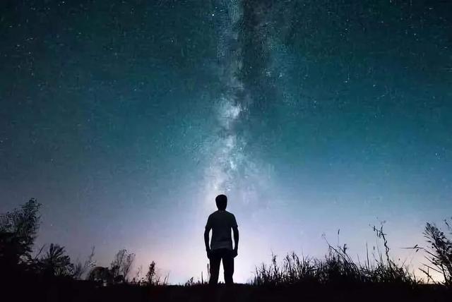 被孤独打翻了所有的情绪:孤独会让你变成一个什么样的人？(孤独会让人变成什么样)