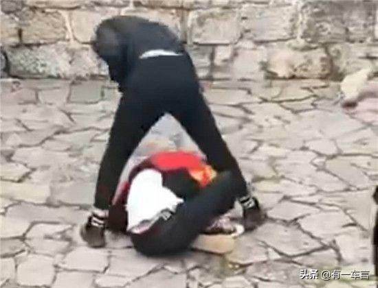 上海南汇斗殴视频:近日一段2名青年殴打2名中学生的视频在网上流传，该怎么办？