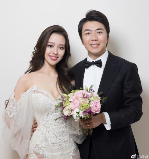 巩新亮低胸:有没有哪个女明星刚出道很美，但很快就长老长残了的？