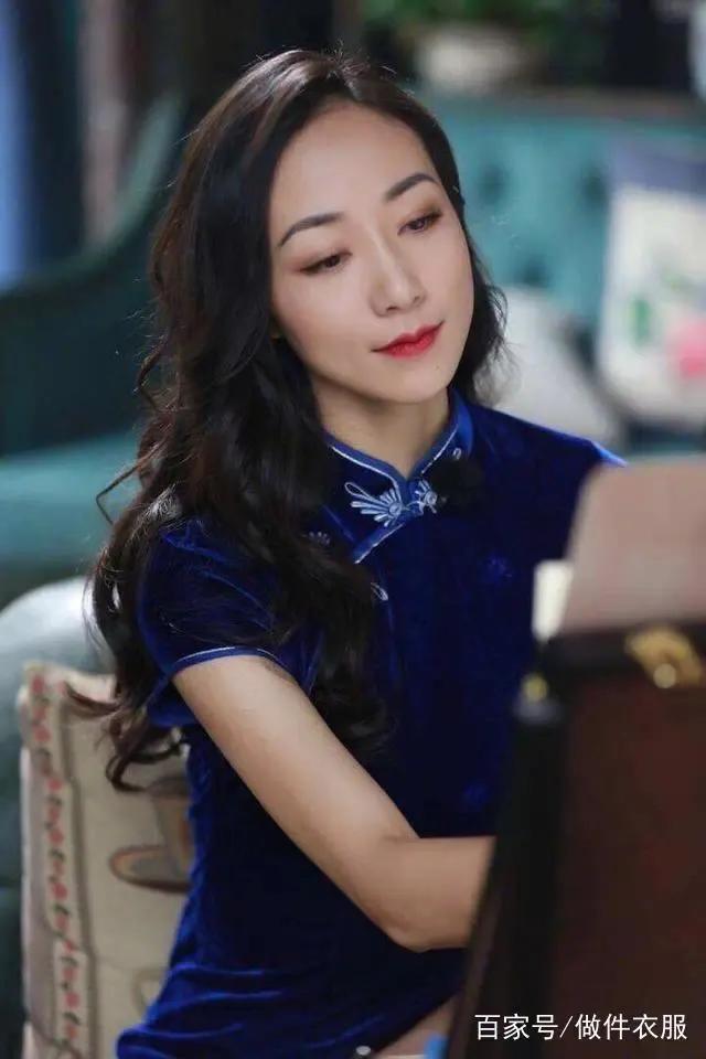 迪丽热巴蓝色旗袍:黑白紫金黄绿红粉蓝赤，哪一种颜色的旗袍十分好看？