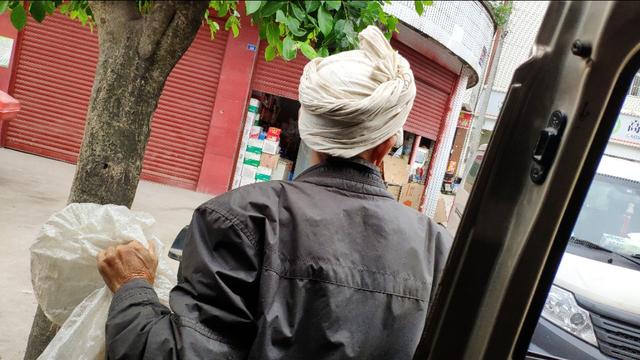 四川农村那些七老八十的老头子头上为什么要包裹一条白布?