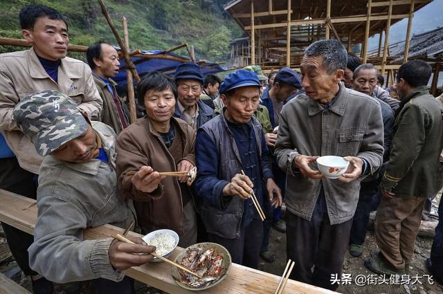中国人普遍缺乏蛋白质摄入为什么民工每天主要吃碳水身体还很结实？