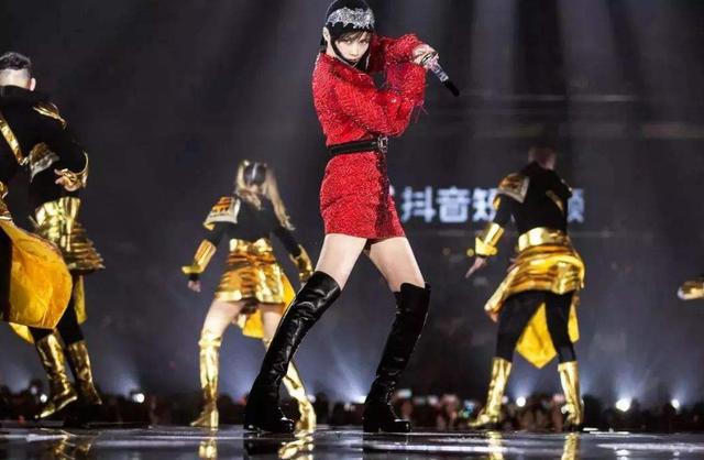 李宇春跨年:江苏卫视跨年晚会为何能把湖南卫视捧红的李宇春张靓颖张杰抢走