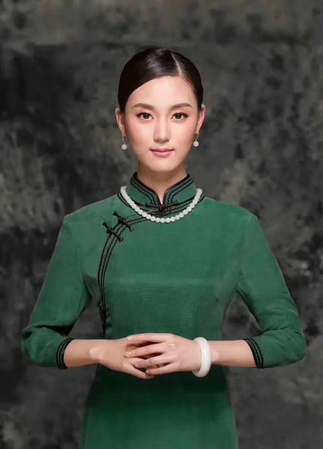 戴玉手镯对女人有什么好处,女士戴玉镯子好还是戴手链好？