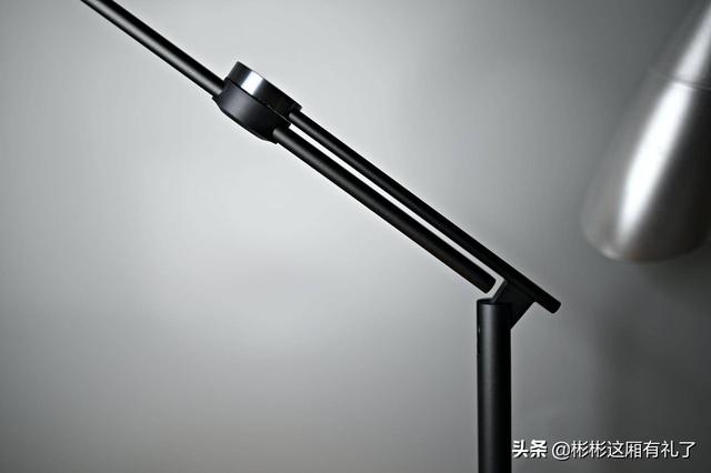 小彬彬前妻:家居展会上看到【EZVALO几光】，求问是个什么牌子？