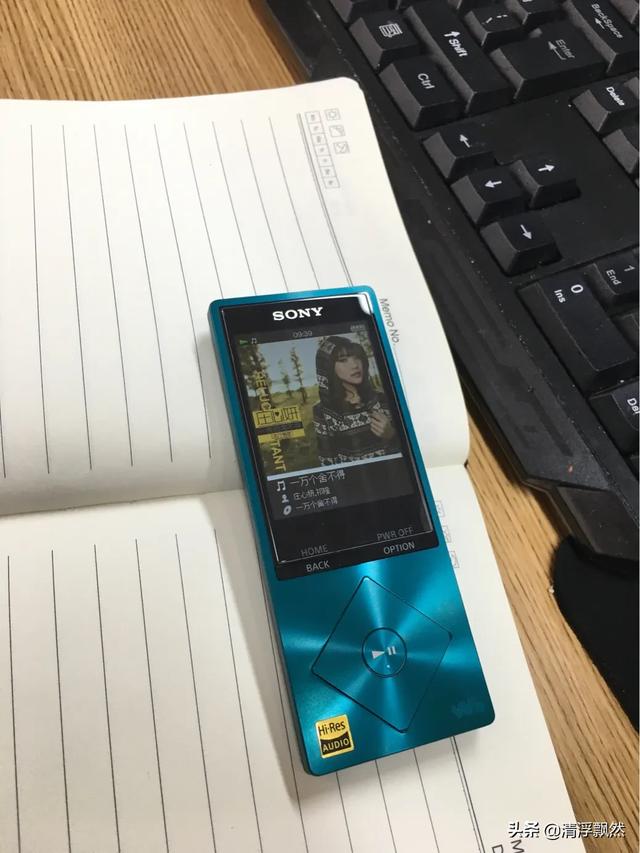 自己喜欢的音乐 一边手机一边播放器索尼-这是我办公室的随声听播放器