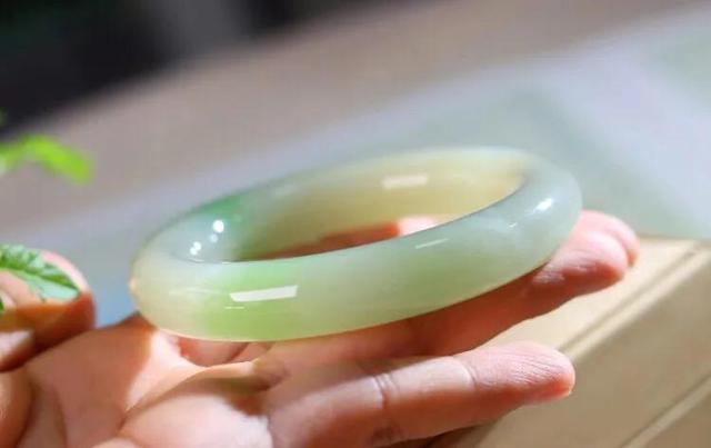 玉镯大小合适还是稍大一点好,手镯贴手好还是大一点好？