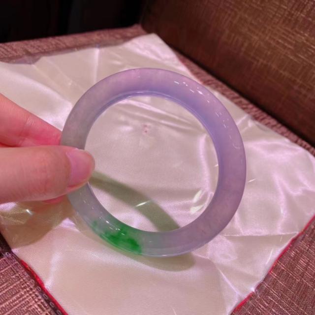 2万左右糯种绿飘花手镯,这个飘花手镯品质怎么样？2万购买值得吗？