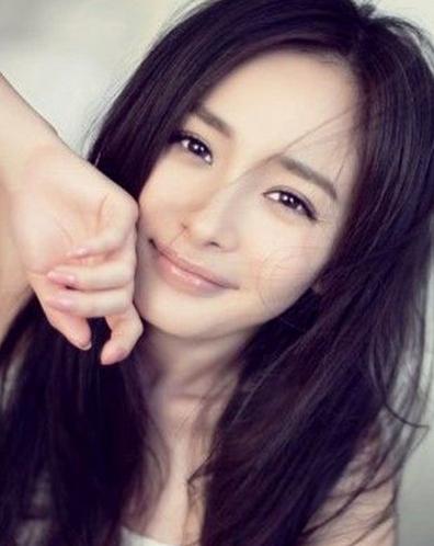 杨幂深夜赴美容院:杨幂粉色旗袍加马尾辫被吐槽装嫩，三十多岁还少女装扮，你怎么看