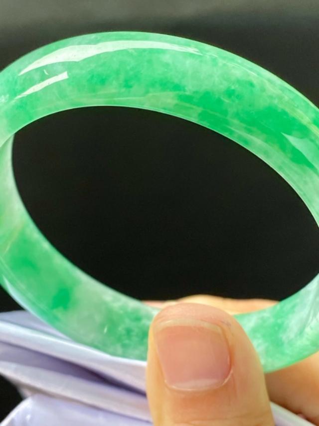 翡翠手镯怎么鉴定真假,祖传的翡翠手镯辨认真假？