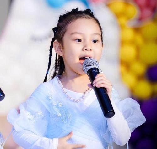 李小璐母亲:看见李小璐贾乃亮的八卦你会想到孩子甜馨而不去评价她爸妈吗？