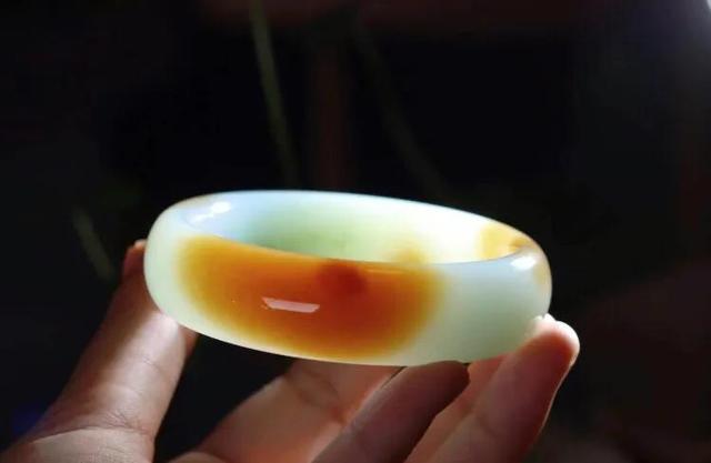 怎样识别玉镯的真假,真玉镯和假玉镯谁容易碎？该怎么分辨？