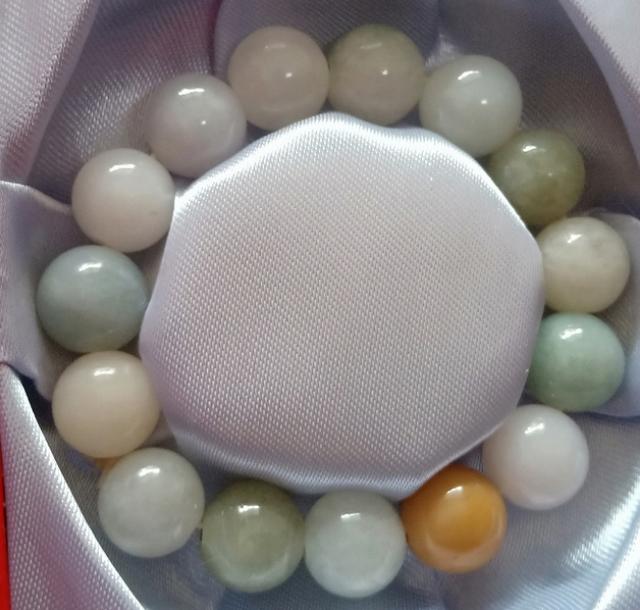 玉石翡翠,翡翠和玉石有什么区别，翡翠好还是玉石好？