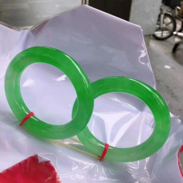 2万左右糯种绿飘花手镯,这个飘花手镯品质怎么样？2万购买值得吗？