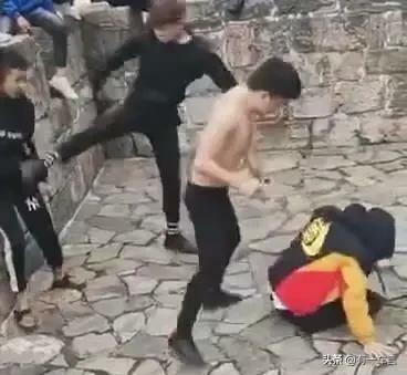 上海南汇斗殴视频:近日一段2名青年殴打2名中学生的视频在网上流传，该怎么办？