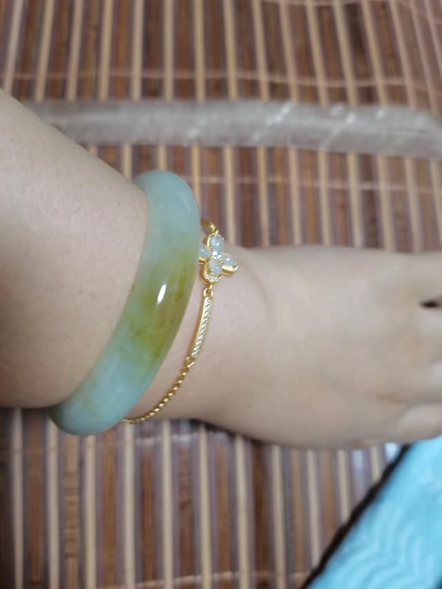 翡翠手镯估价,花同样的钱买翡翠，手镯和挂件哪个更保值？