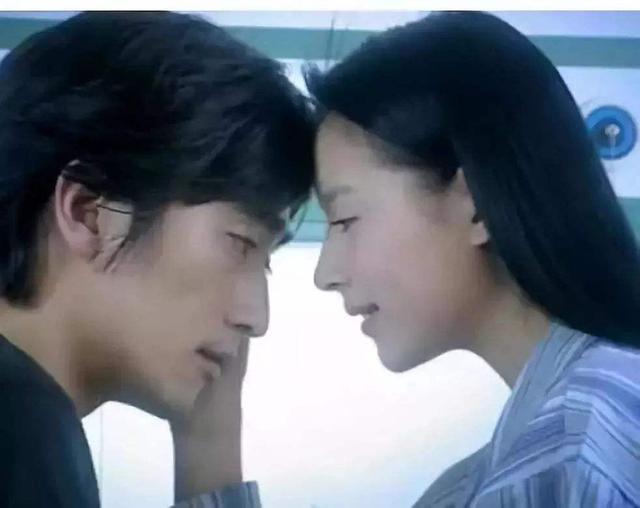 陈坤春晚:歌词有朋友啊朋友,你抬头看一看是什么歌？