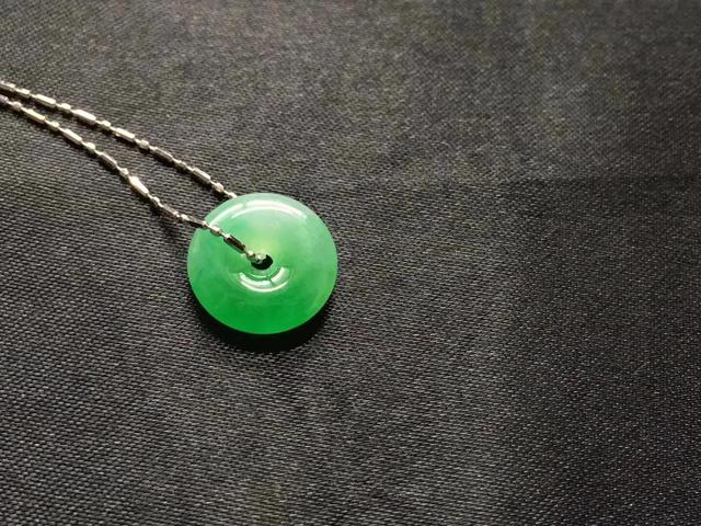 怎么知道自己的翡翠值多少钱,我这个是不是翡翠，值多少钱？