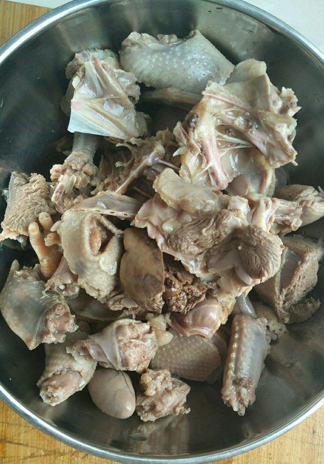 乳鸽汤要怎么煲才鲜美无腥味，鸽子汤怎么炖最营养老人吃