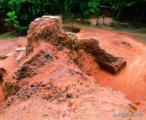 雷锋塔地宫:真实的雷峰塔下面都埋了什么，真的有白蛇吗