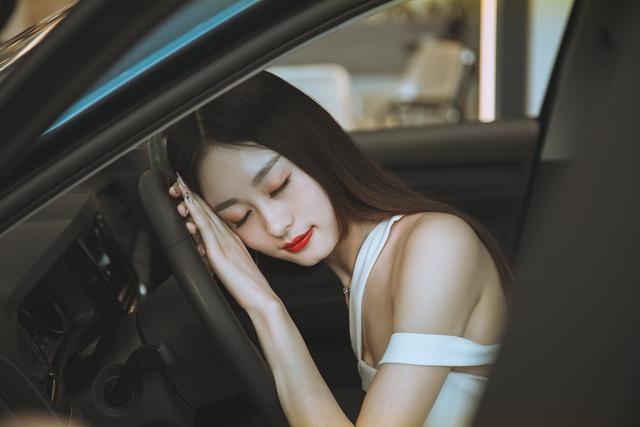 陈红图片:哪些女明星虽然是“大饼脸”但也非常美她们是怎么做到的