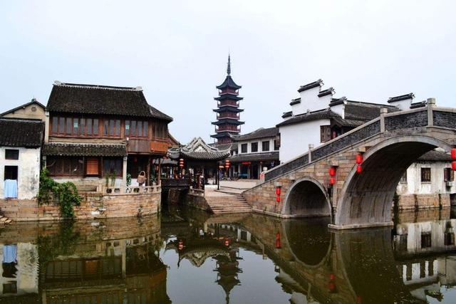 花桥西面有个古镇千灯,它是江苏省历史文化名镇,距今已有二千五百年的