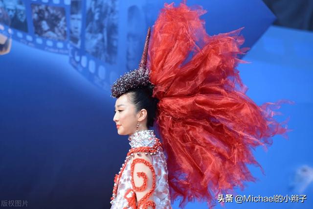 配合是王道 歌词:经常听到：请配合我们的工作。我们有义务配合别人的工作吗？
