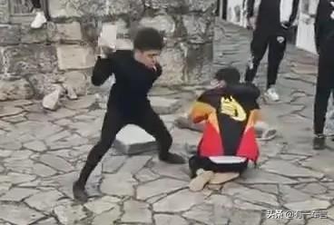 上海南汇斗殴视频:近日一段2名青年殴打2名中学生的视频在网上流传，该怎么办？