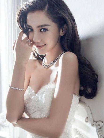 巩新亮低胸:有没有哪个女明星刚出道很美，但很快就长老长残了的？