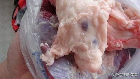 澳洲和牛白色肥肉:澳国来的牛肉是新鲜的还是冷冻的？为什么有些人觉得吃起来高大？